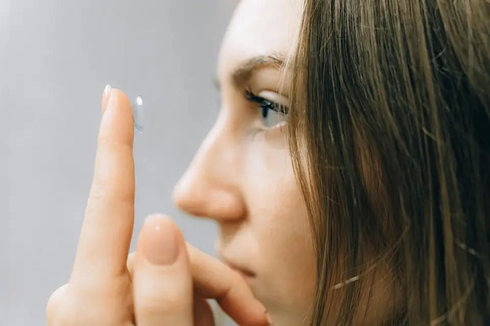 You must know How to Put in Contact Lenses 